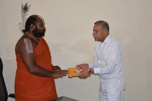 HH-Ahobila-Jeeyar-Swamiji-Receiving-Donation