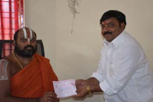 Sri-Ahobila-Jeeyar-Swamiji-Receiving-Annadanam-Donation