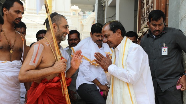 Chief Minister, K Chandrashekar Rao Garu visits Sri ChinnaJeeyarSwamiji