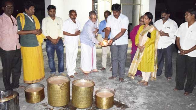 Free Ayurvedic medicine distribution for respiratory problems at Rajamahendravaram