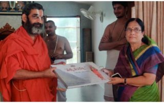 Surabha Vani paying respects to Swamiji