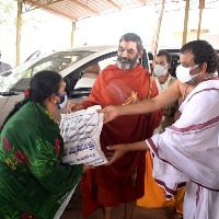 HH-Swamiji-distributes-dry-groceries-to-the-needy-at-VijayaKiladri