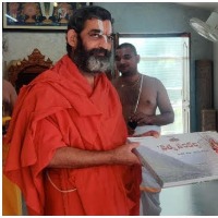 Surabha-Vani-paying-respects-to-Swamiji