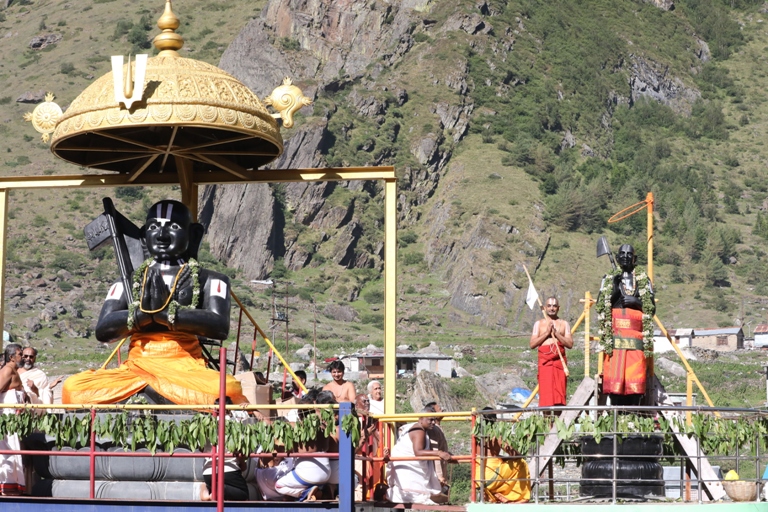 HH Chinna jeeyar Swamij With the statues of Sri ramanajuacharya and Sri Pedda Jeeyar Swamiji