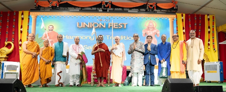 HH Chinna Jeeyar Swamiji with the guest at union fest houston