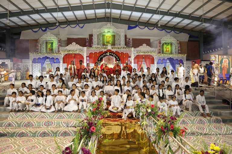 HH Chinna Jeeyar Swamiji with Singers