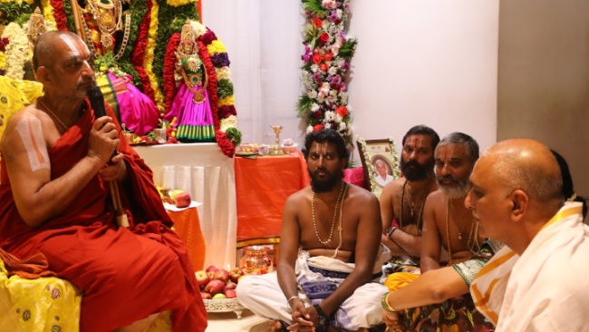 HH Swamijis Blessings to the Family of Sri T. Harish Rao ji