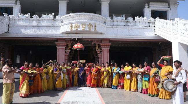 devotees at Infinite to the Intimate