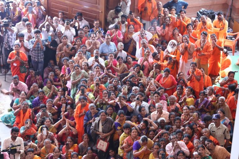 Devotees at Sri Vighna Vimochaka Hanuman Temple