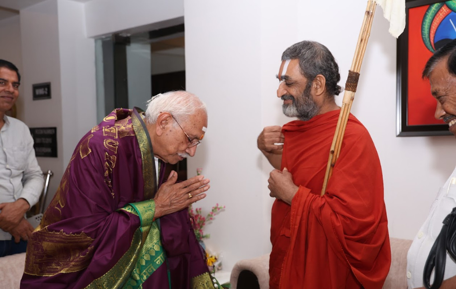 Dinesh chandra ji discussing  with swamiji About Vedas can help jan samaaj / human kinds