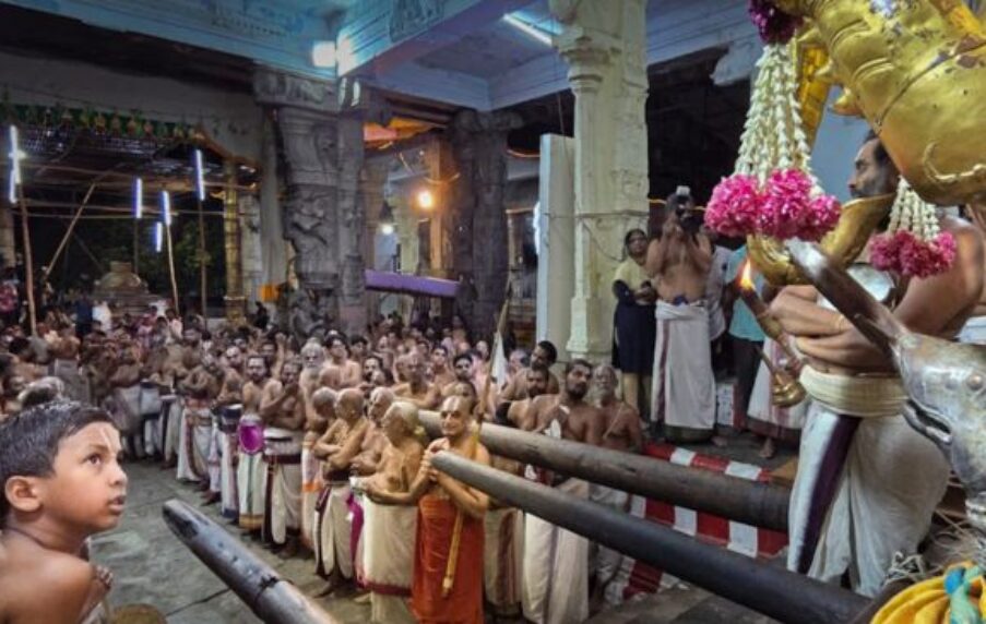 Swamiji graciously participated in the sacred Prabandha Ghosthi