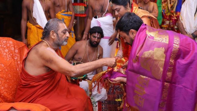 Divine Blessings to the Newly Wedded Couple by HH Chinna Jeeyar Swamiji